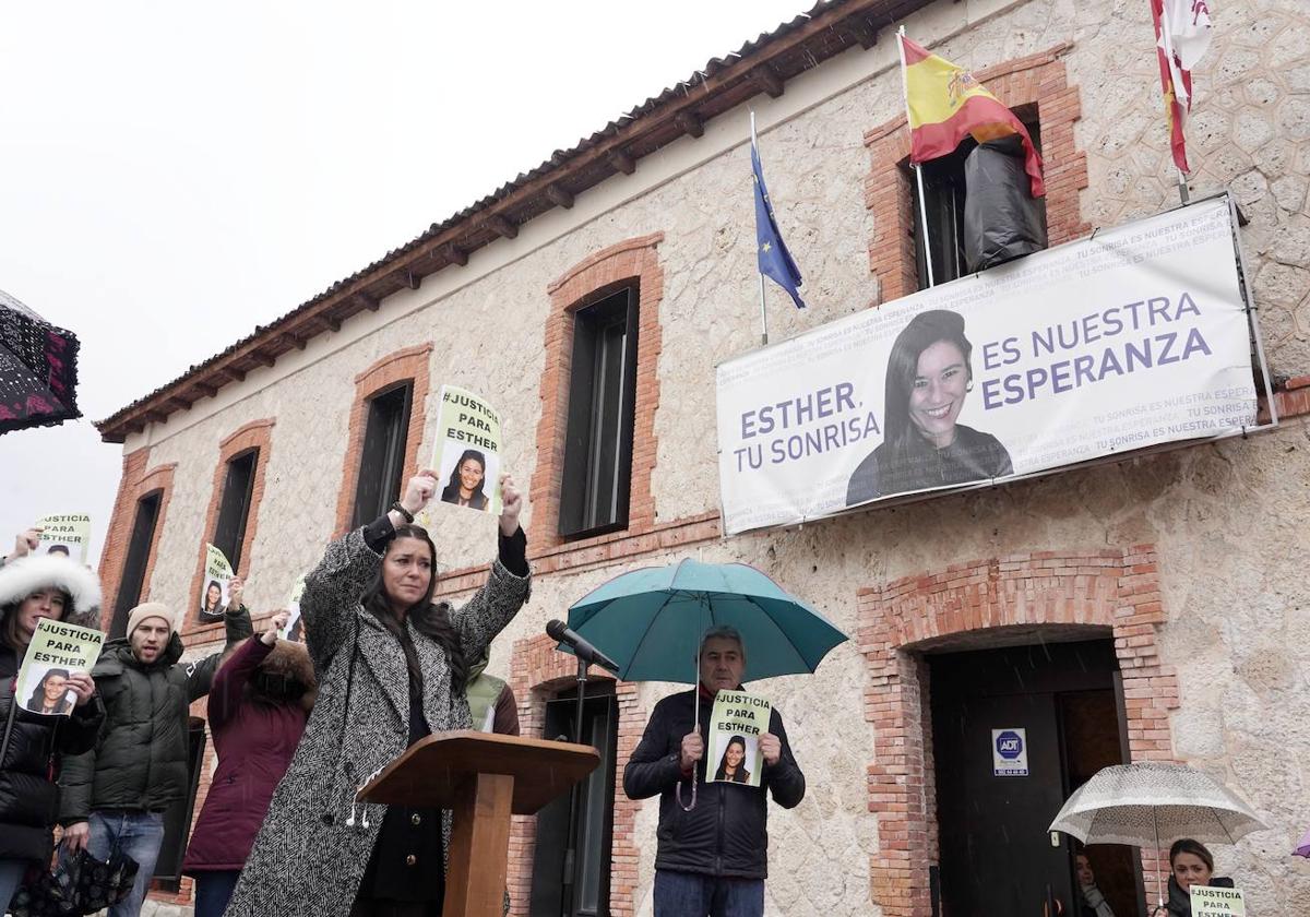 La hermana de Esther López, Inés, en una concentración.