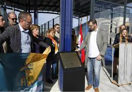 Eugenio García, padre de la niña, observa la placa en presencia del alcalde.