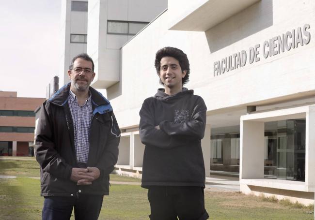 Abel Calle y Javier Gatón ante la facultad de Ciencias de la UVa