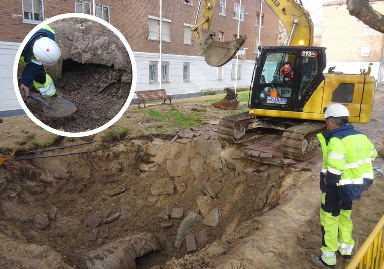 Socavón abierto por el reventón en el paseo del Cauce y detalle de la rotura de la tubería del 'anillo mil'.