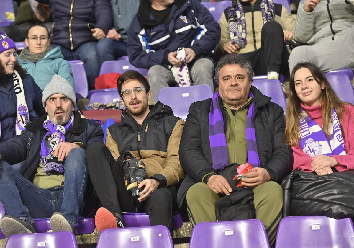 Aficionados del Real Valladolid esperan el comienzo del encuentro.