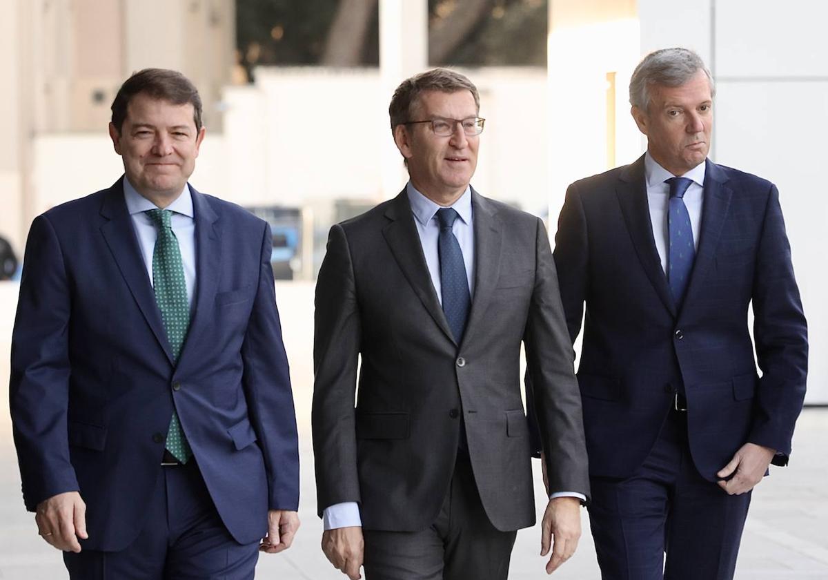 Alfonso Fernández Mañueco, junto a Alberto Núñez Feijóo y Alfonso Rueda, de camino al desayuno informativo de este lunes en Madrid.