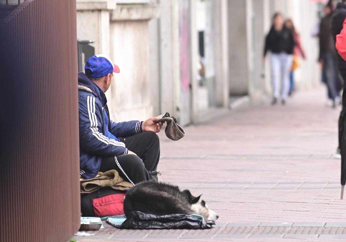 Una persona pide limosna en Valladolid.