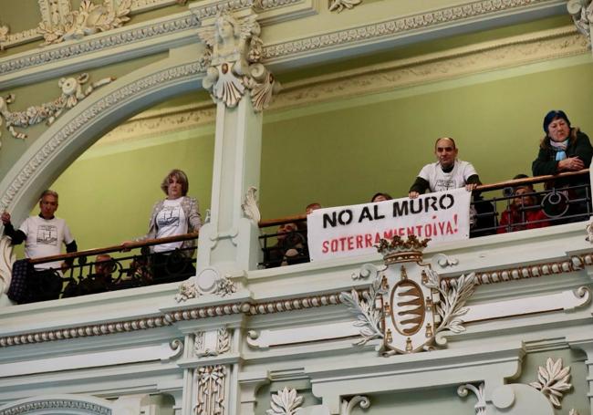 Miembros de la Plataforma del Soterramiento acudieron al pleno.