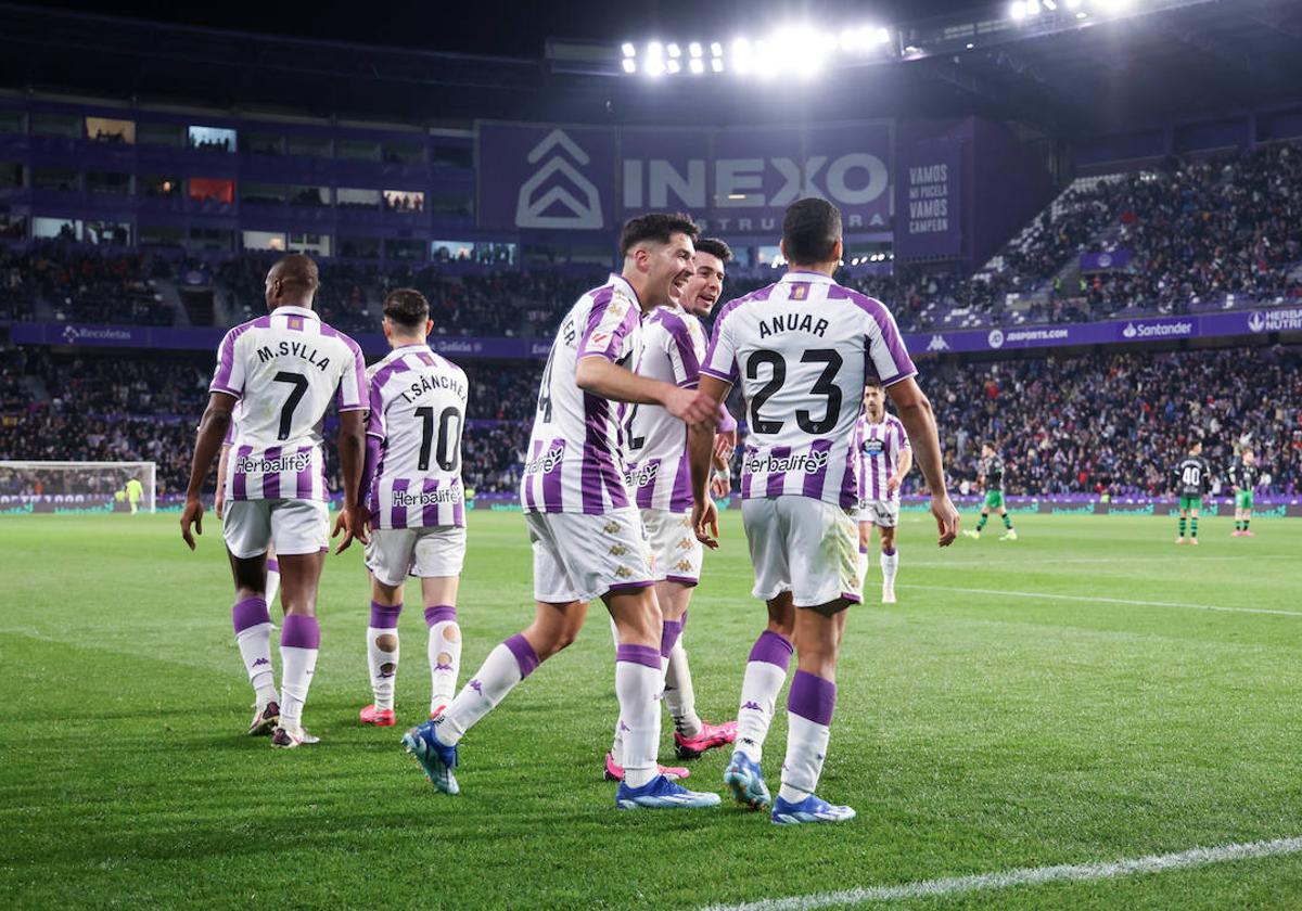 Los jugadores celebran uno de los tres goles que marcaron ante el Racing.