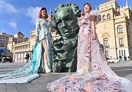 La diseñadora Ainhoa Salcedo, a la izquierda, junto al Goya de Zorrilla y una modelo.