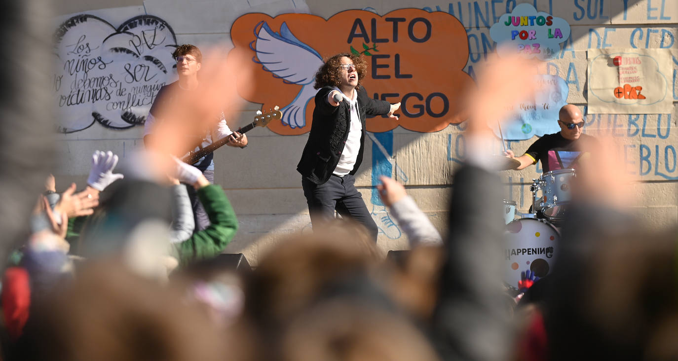 El grupo Happening canta &#039;Alto el fuego&#039; en la plaza de la Solidaridad