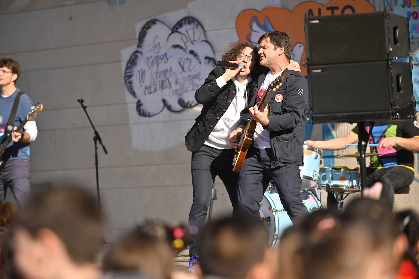 El grupo Happening canta &#039;Alto el fuego&#039; en la plaza de la Solidaridad