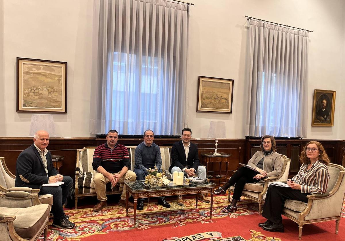 El alcalde de Melgar, tercero por la derecha, con otros dos concejales, en la reunión en la Diputación.