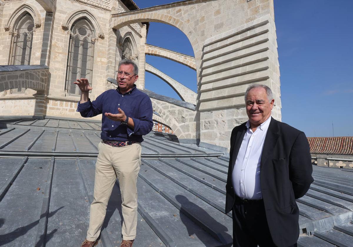 El delegado de Patrimonio, José Luis Calvo, con el arquitecto Ignacio Vela sobre el tejado de la girola de la Catedral.