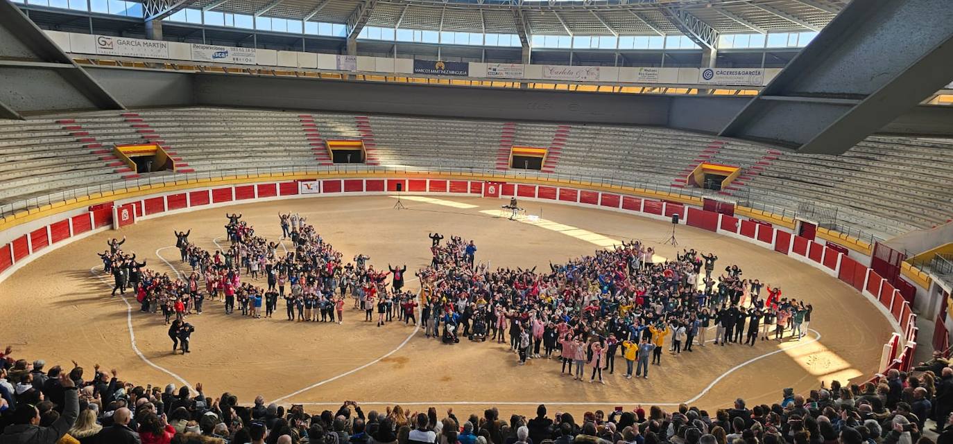 El colegio Alvar Fáñez en Íscar celebra el Día de la paz en la plaza de Toros.