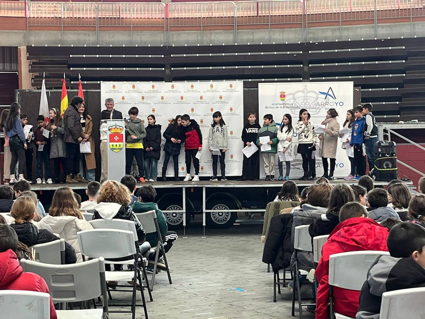 Los colegios de Arroyo de la Encomienda se reúnen en la Plaza de Toros de La Flecha.