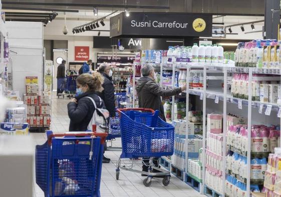 Clientes hacen a compra en un supermercado de Valladolid, en una imagen de archivo.