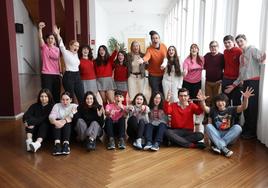 Jóvenes participantes en la liga escolar de Match de Improvisación junto a los organizadores de la competición.