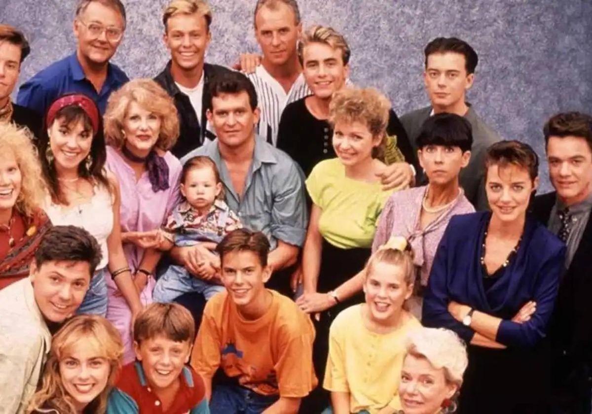 Actores de la serie 'Neighbours', en la que Troy participó.