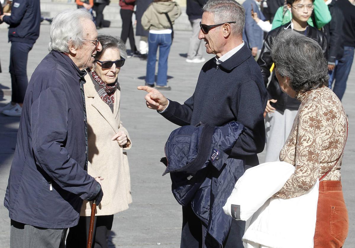 Varias personas conversan en el centro de la ciudad de Segovia.