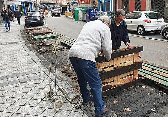 Desmontaje de una terraza instalada en el último tramo de la calle Panaderos.