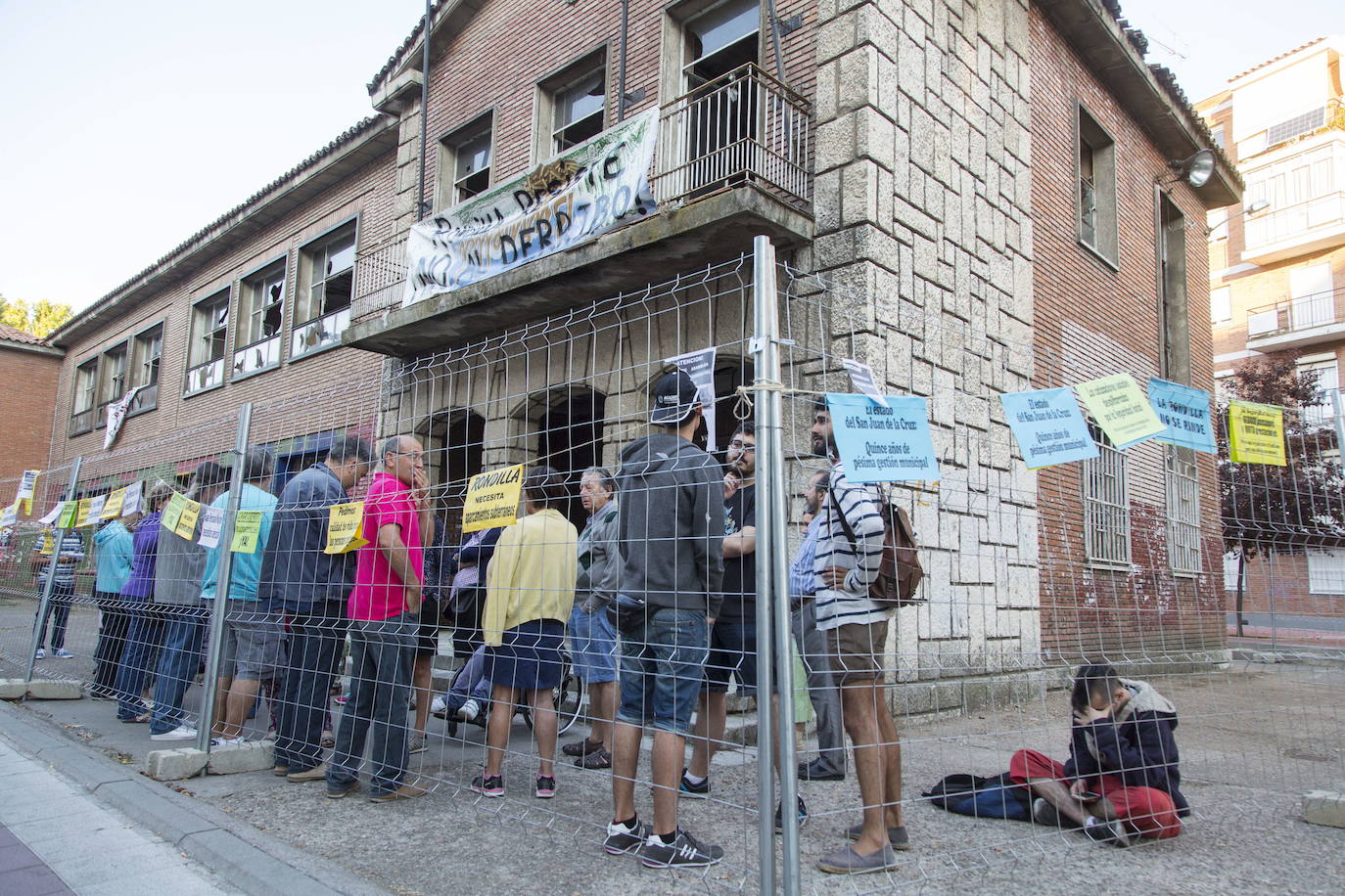 Varias personas protestan en 2016 contra la decisión de derribar el colegio.