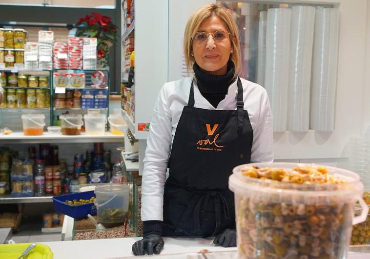 Esther Riolobos en su puesto de encurtidos en el Mercado del Val.