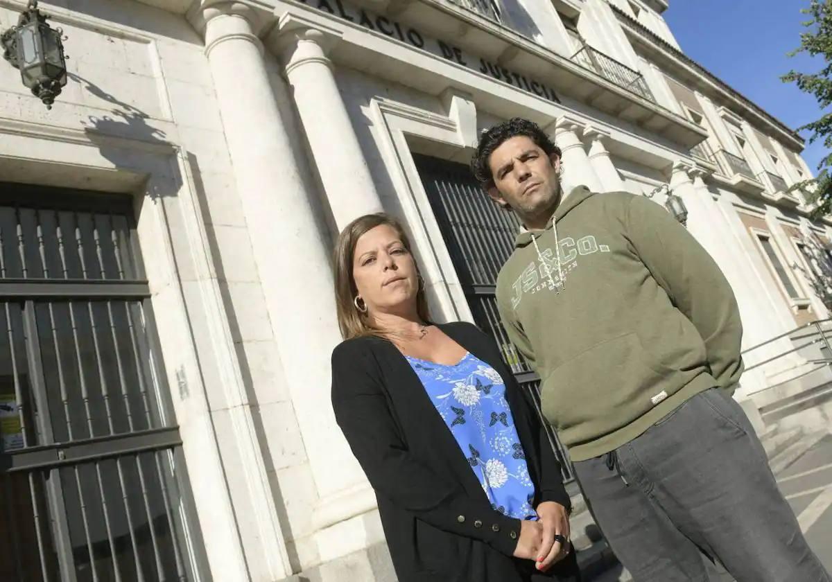 Dos afectados, Amaya Gil Sendino Rafael Martínez Miguélez, ante el Palacio de Justicia de Valladolid.