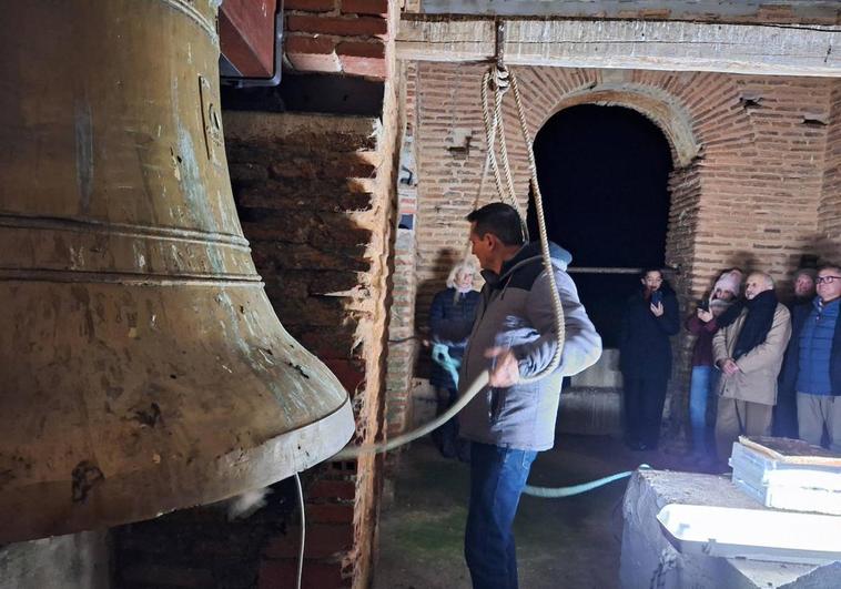 El cronista Miguel Ángel Cañibano hace sonar las campanas.