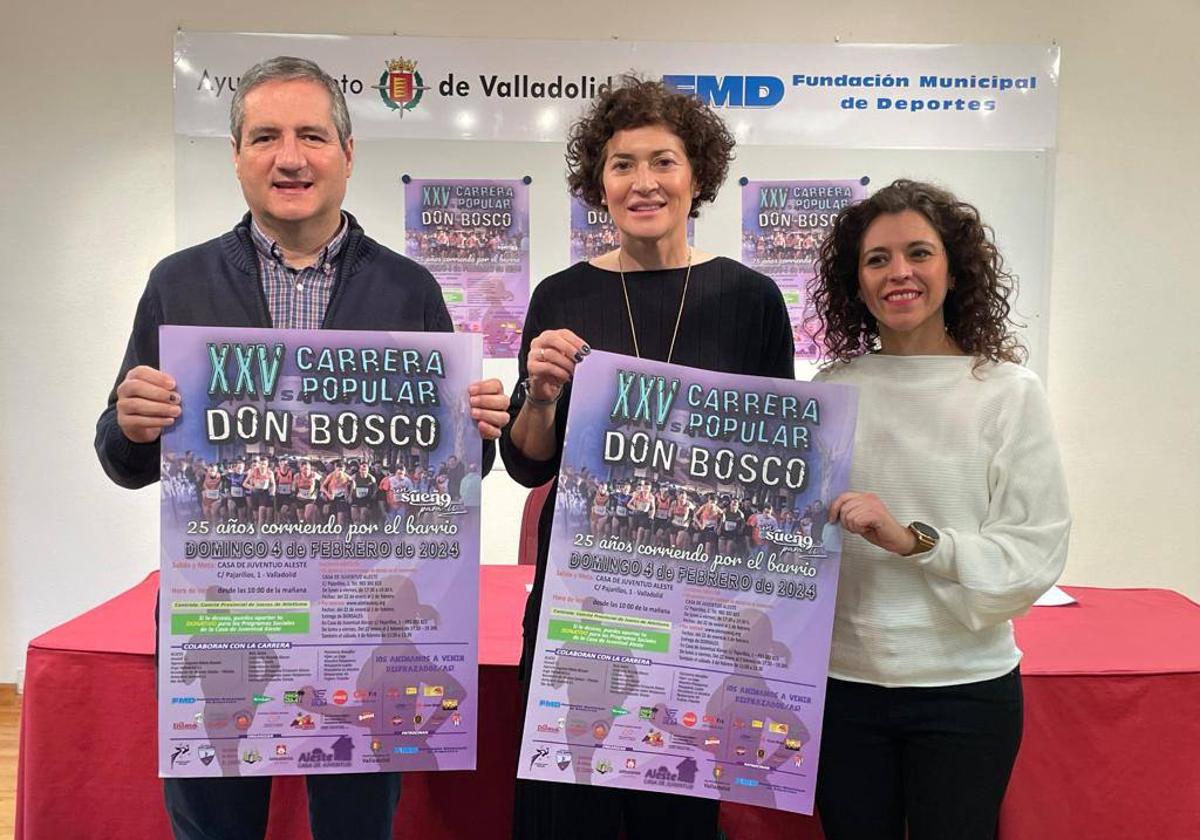 La concejala Mayte Martínez, junto a Chema Blanco y Lorena Hernando, director y coordinadora de la Casa de Juventud Aleste.