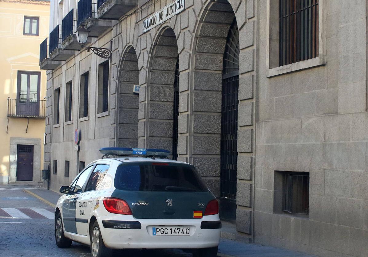 Coche de la Guardia Civil junto a la Audiencia Provincial de Segovia.