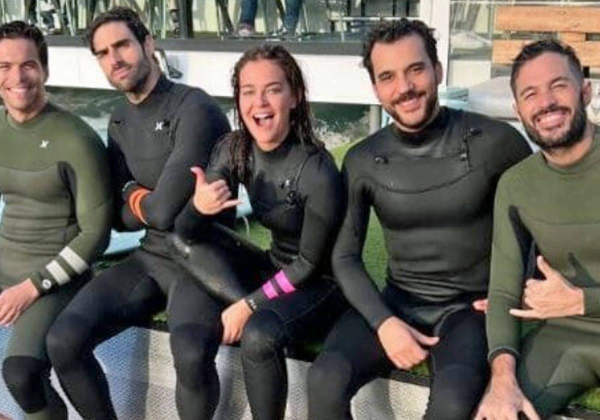 Laura Escanes junto a sus amigos surferos.