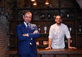 En primer plano, Roberto Simal; detrás, Nauzet Betancort, en la Gastrobodega Yllera-Martín Berasategui.