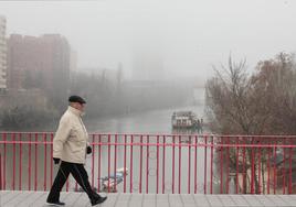 La niebla cercena las vistas desde el puente de Poniente.