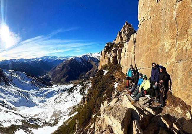 Íñigo Onieva con sus amigos en la nieve.