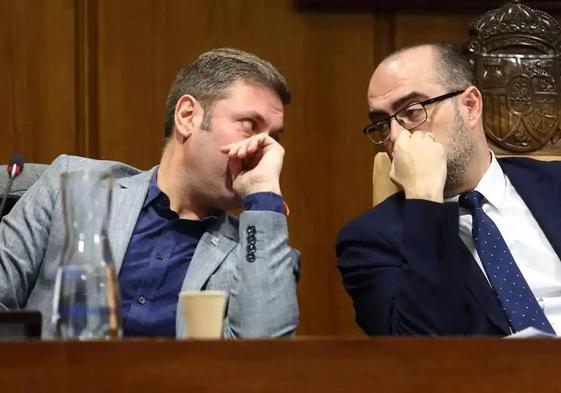 El alcalde de Ponferrada (D) y el teniente de alcalde y portavoz municipal de CB, Iván Alonso, durante un pleno.