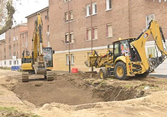 Los operarios trabajan para tapar la zanja abierta en torno al tramo sustituido del 'anillo mil' en el paseo del Cauce.