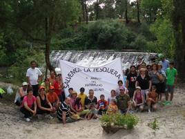 Protesta en 2011 de vecinos de Vallalado contra la demolición de la pesquera.