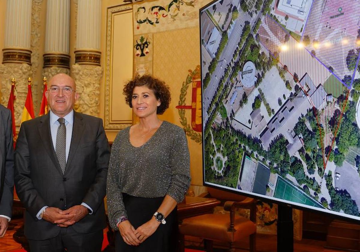 Jesús Julio Carnero y Mayte Martínez, en la presentación de un proyecto municipal.