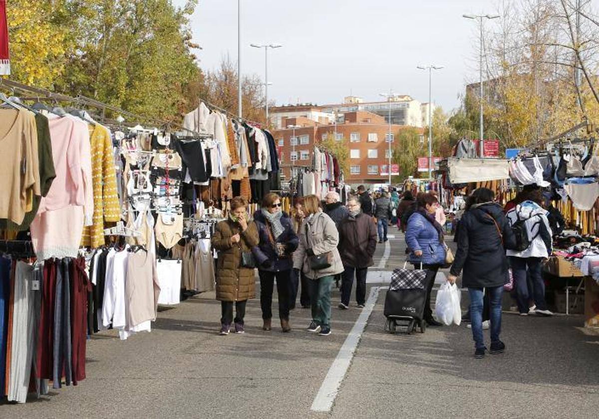 Mercadillo del paseo de la Julia.
