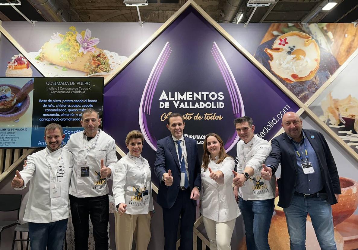 Conrado Íscar junto a los responsables de El Aderezo, Ubi Vega, confitería El Bombón y Jaime Fernández (Apeh).