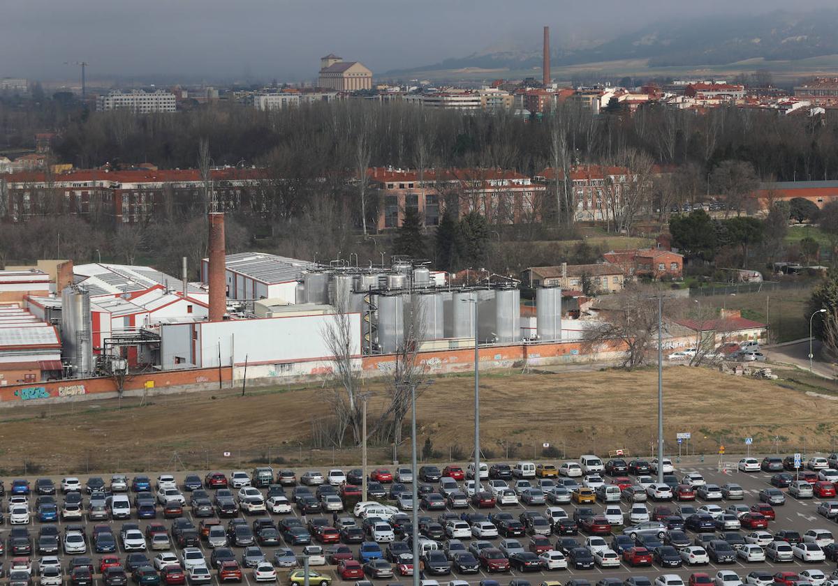 Solar en el que se levantará la unidad de radioterapia, entre el aparcamiento y la fábrica Seda.