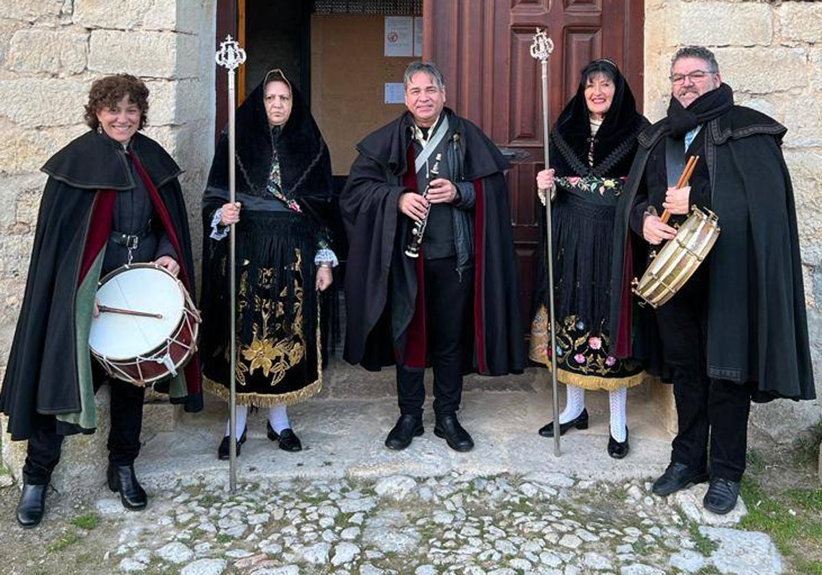 La diputada y mayordoma, con los músicos a la puerta de la iglesia.