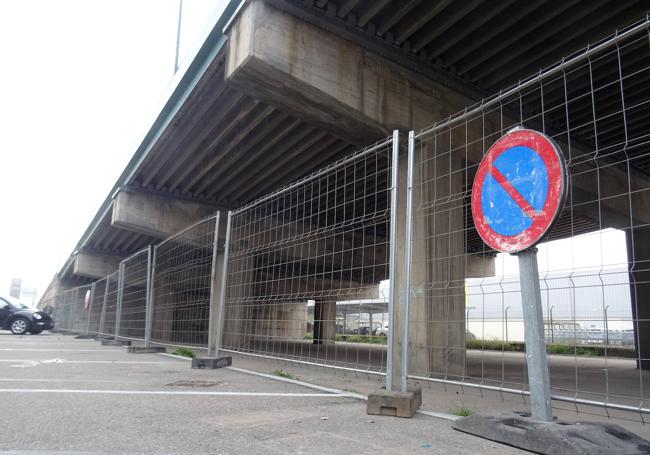 Pilares del viaducto de Argales, donde esté jueves se mantenía la prohibición de aparcar.