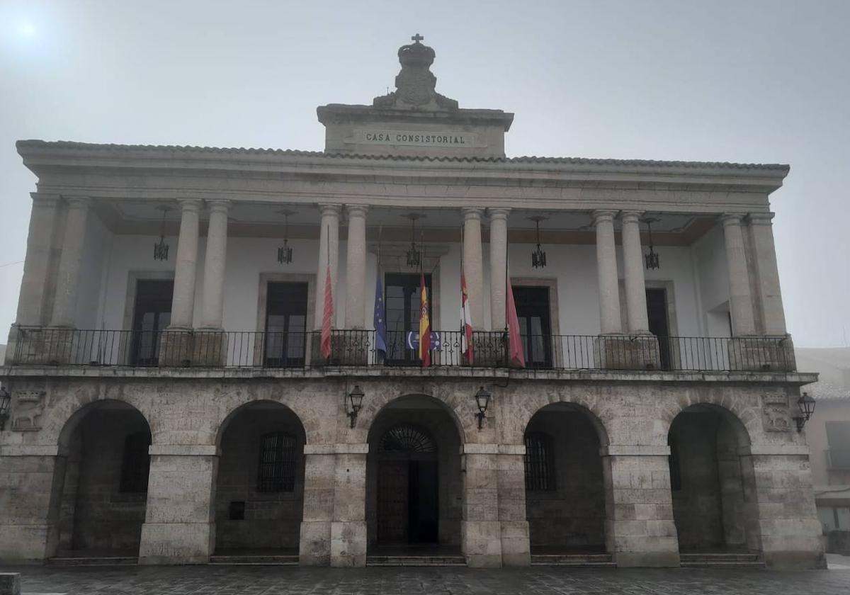 Banderas del Ayuntamiento de Toro a media asta, este jueves.