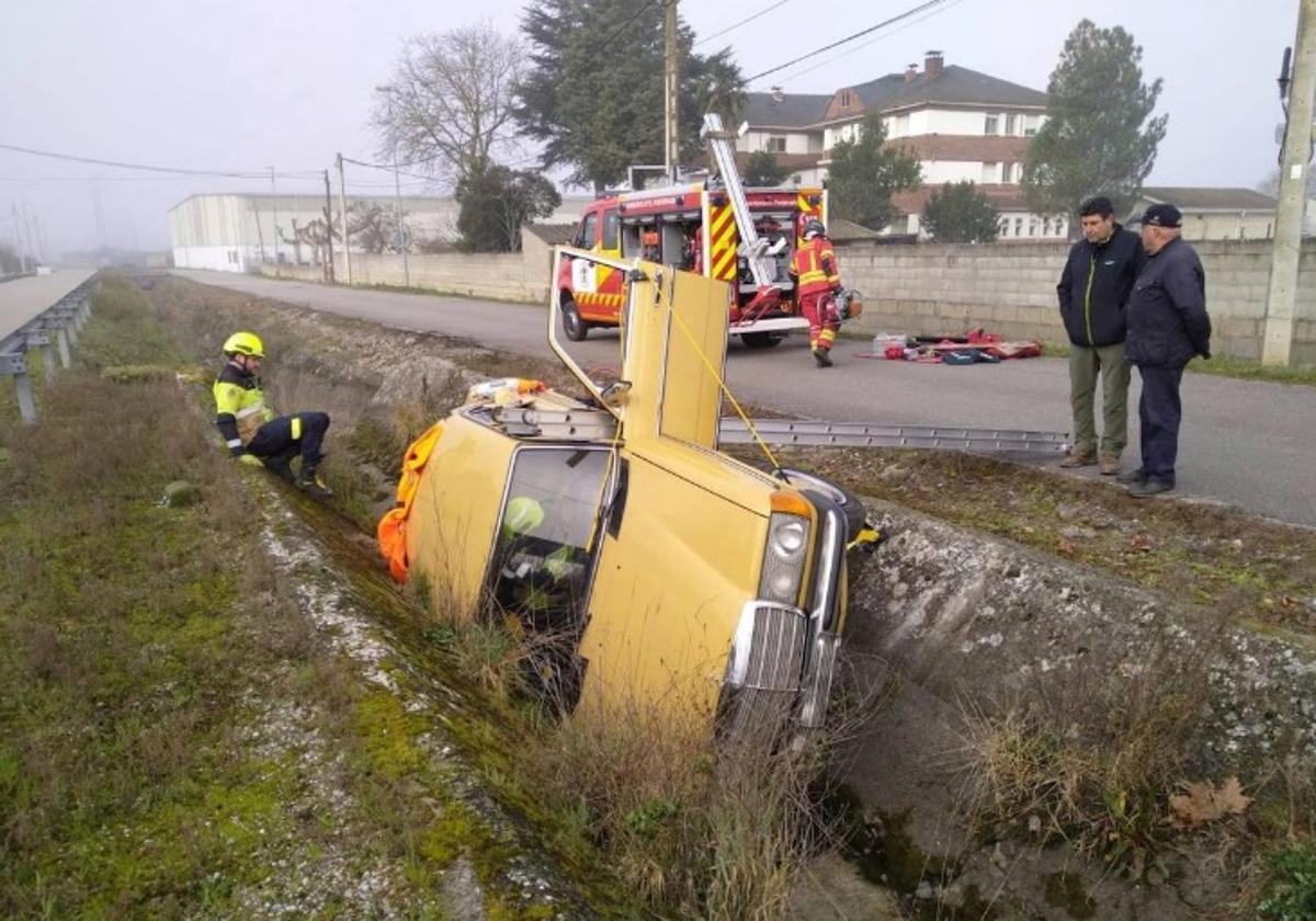 Rescatan a dos octogenarios cuyo vehículo cayó al Canal Bajo del Bierzo