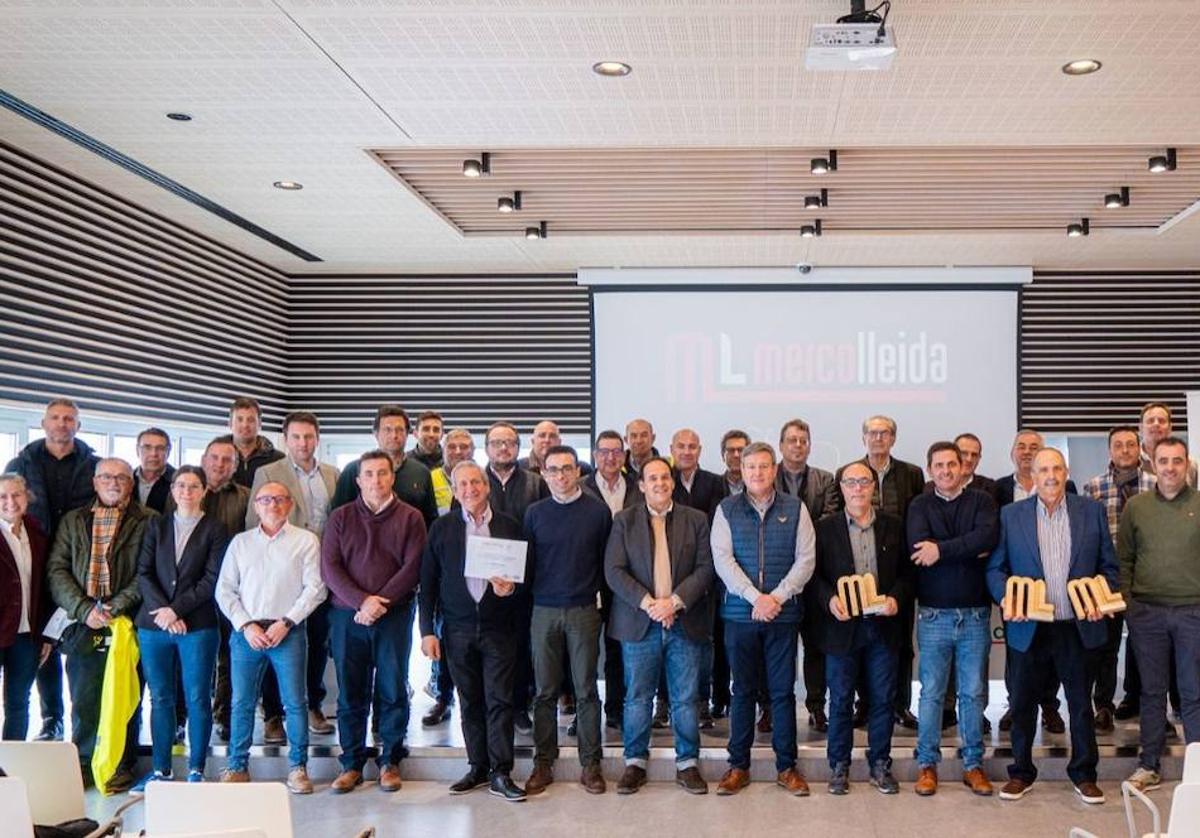 Foto de familia de los organizadores, los premiados y los directivos de Cobadu.