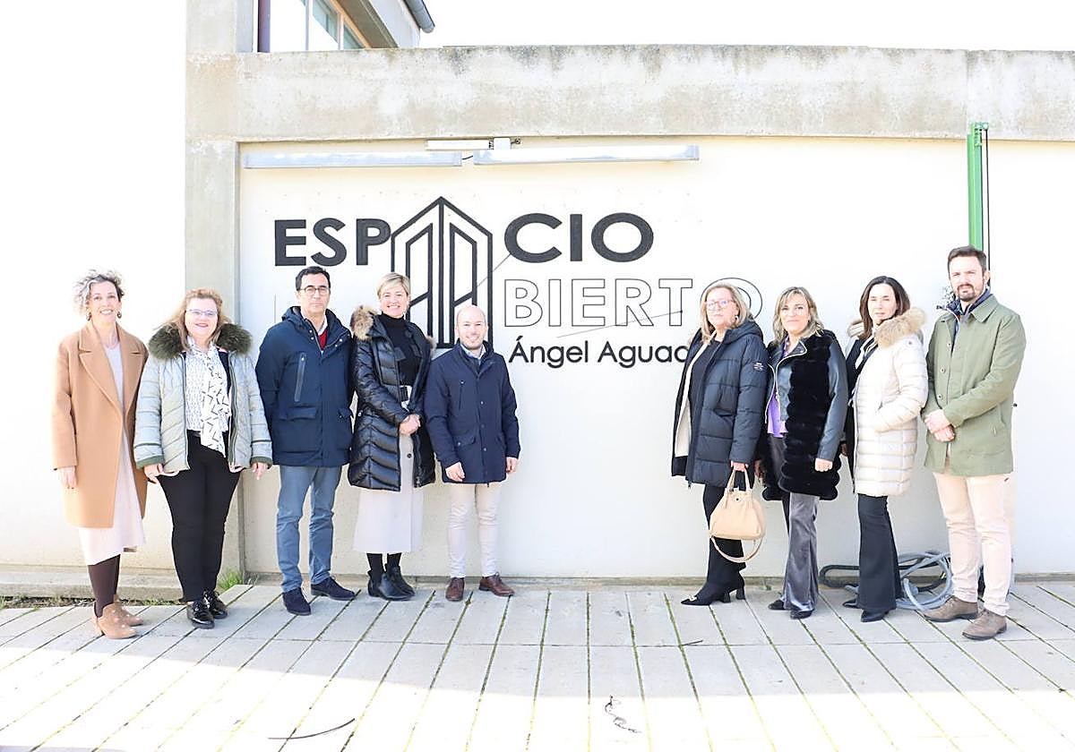 Foto de familia frente al espacio que lleva el nombre de Ángel Aguado en Villamuriel de Cerrato.