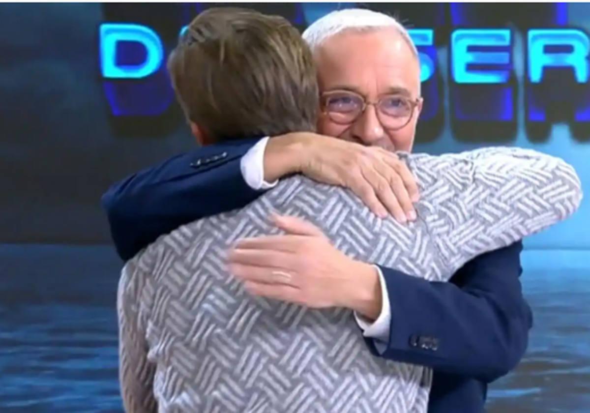 El abrazo de la reconciliación entre Sardá y El Cordobés.