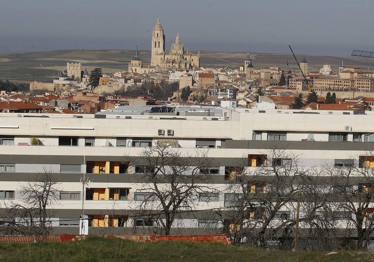 Un bloque de viviendas de reciente construcción frente al casco histórico de la ciudad de Segovia.