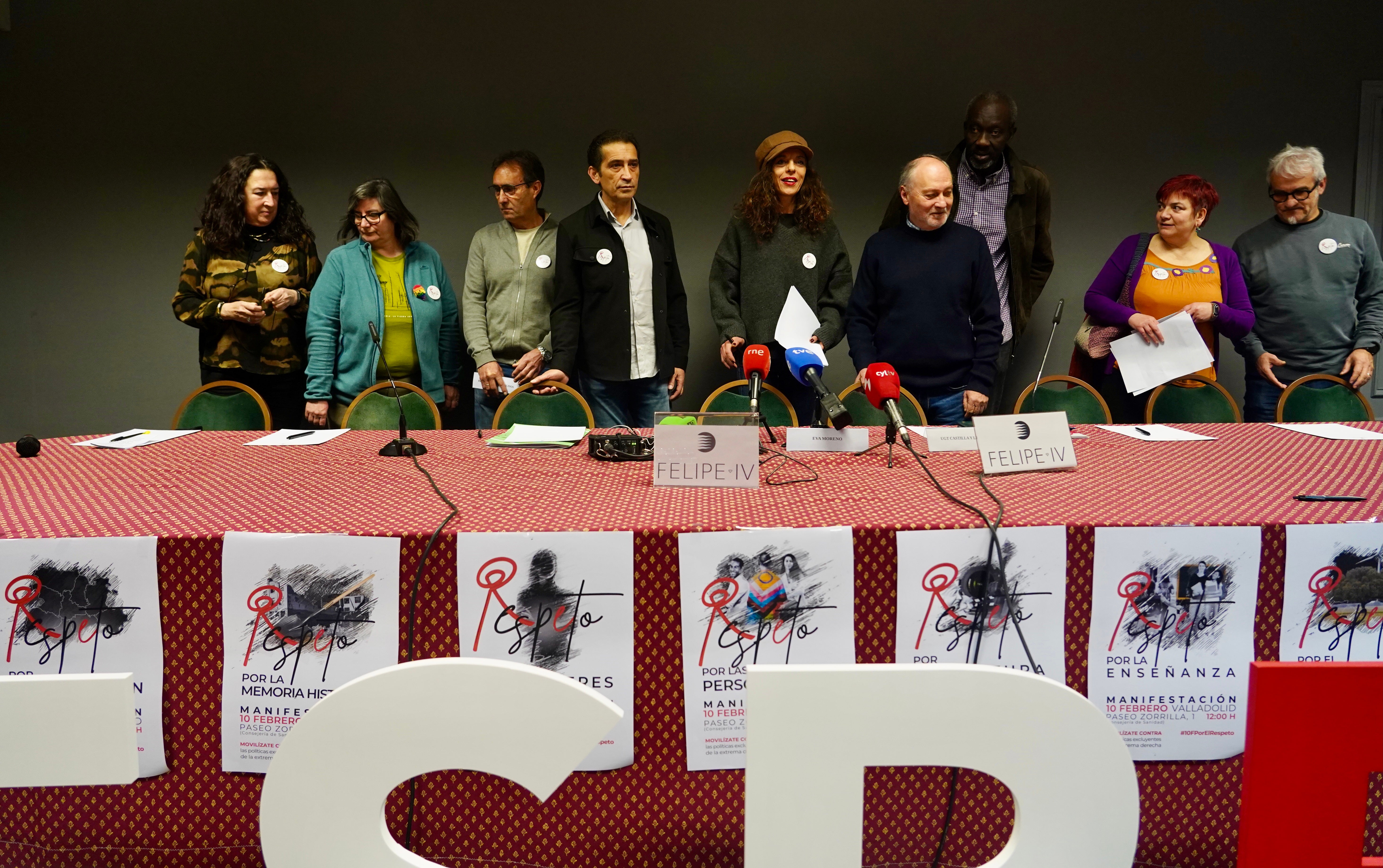 Representes de CCOO, UGT y de distintas organizaciones persentan el cartel de la movilización
