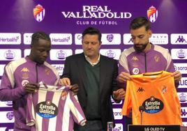 Domingo Catoira, entre Amath (izquierda) y André Ferreira, dos de los nuevos fichajes presentados este viernes.