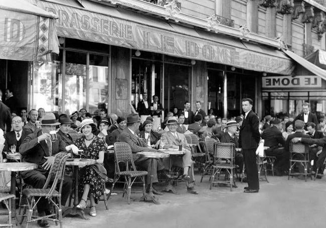 Una animada terraza parisina.
