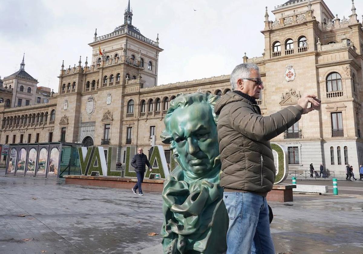 Réplica del galardón de los premios Goya en la plaza Zorrilla de Valladolid